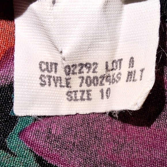 A Carole Little floral size 10 skirt with a 30.5" length. It has a side zipper. - Picture 5 of 8
